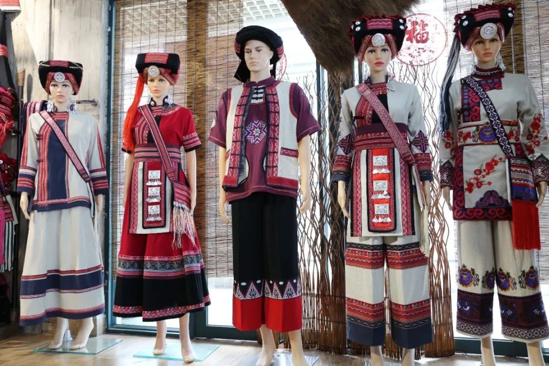 弥勒彝族服饰图片