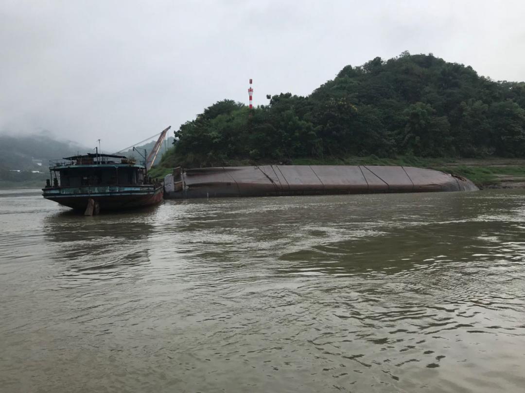 至重庆的"煊x818"轮在靠泊纳溪沟廖家凼码头时(长江上游航道里程约