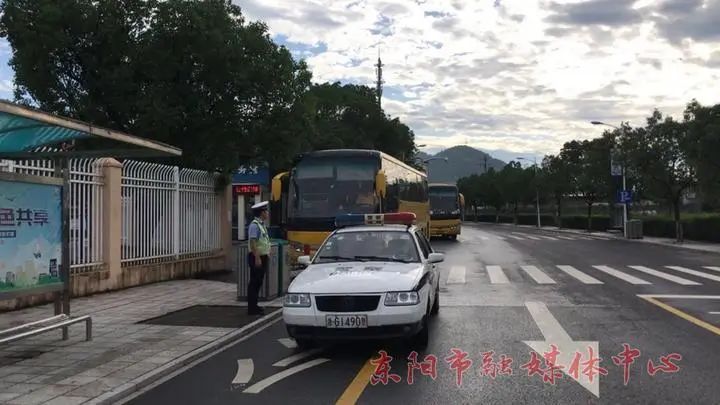 東陽市設置了東陽中學,東陽二中,外國語學校,順風高中,中天高中,吳寧