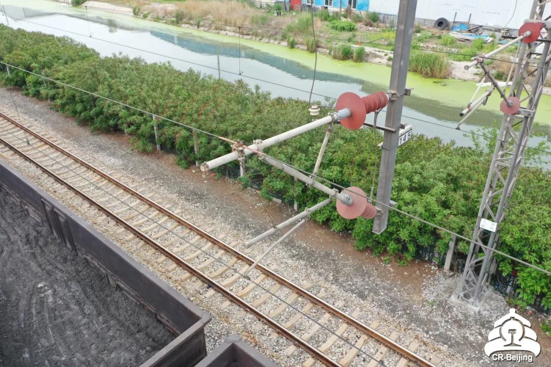 影响供电设备正常工作接触网线索驰度变大,定位偏移等故障如果得不到