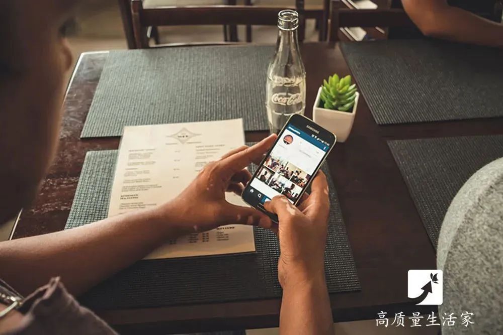 睡前多久不要看手机 405.jpg