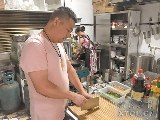 为了保持餐品的质量,患病的曾国红仍坚持每天在厨房工作.