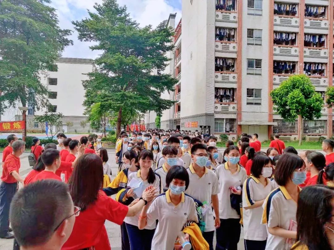 在南海桂城中学考场外,有前来送考的家长穿上寓意"旗开得胜"的传统