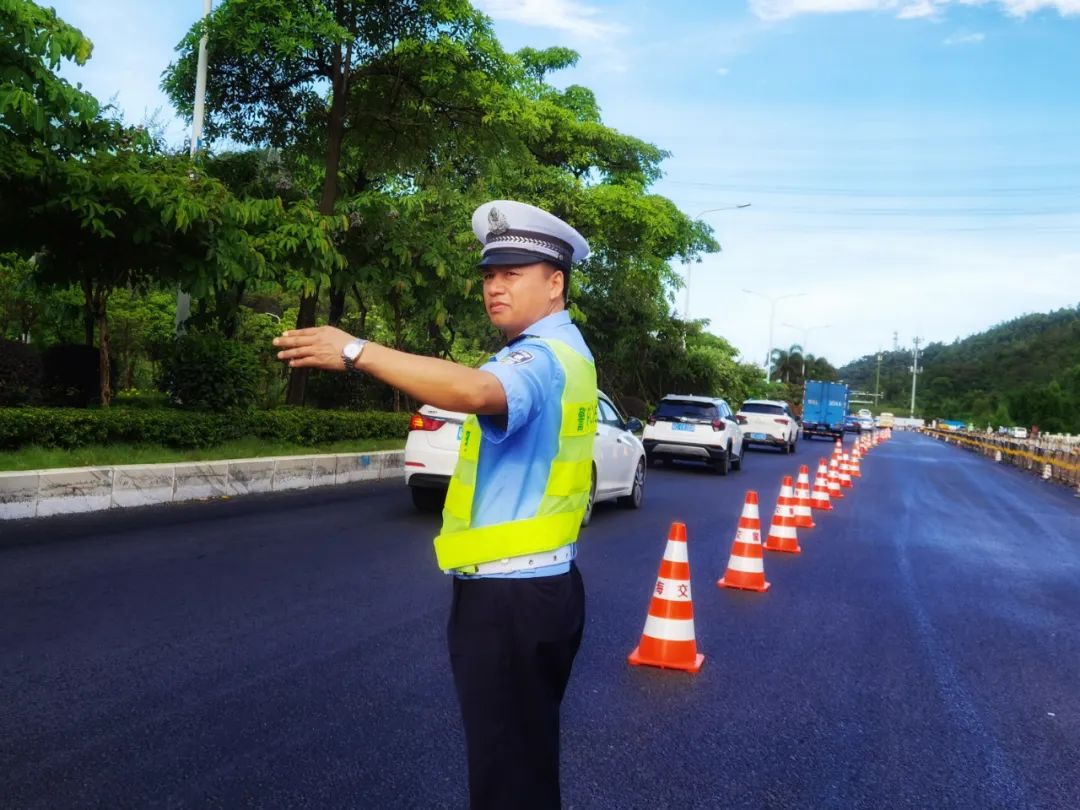 交警现场指挥交通,疏导车流