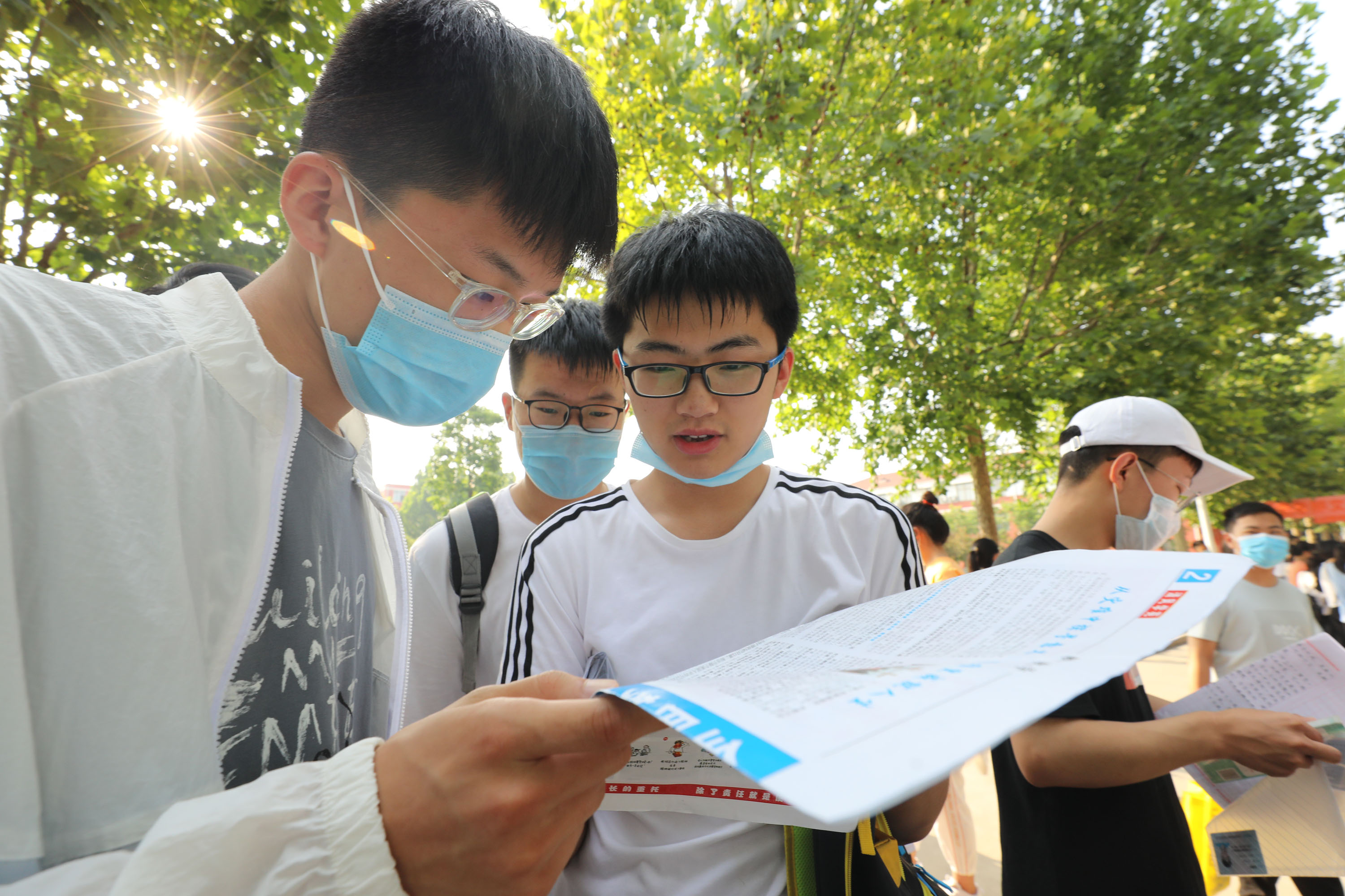 考场影像考生抓紧时间复习老师叮嘱注意事项