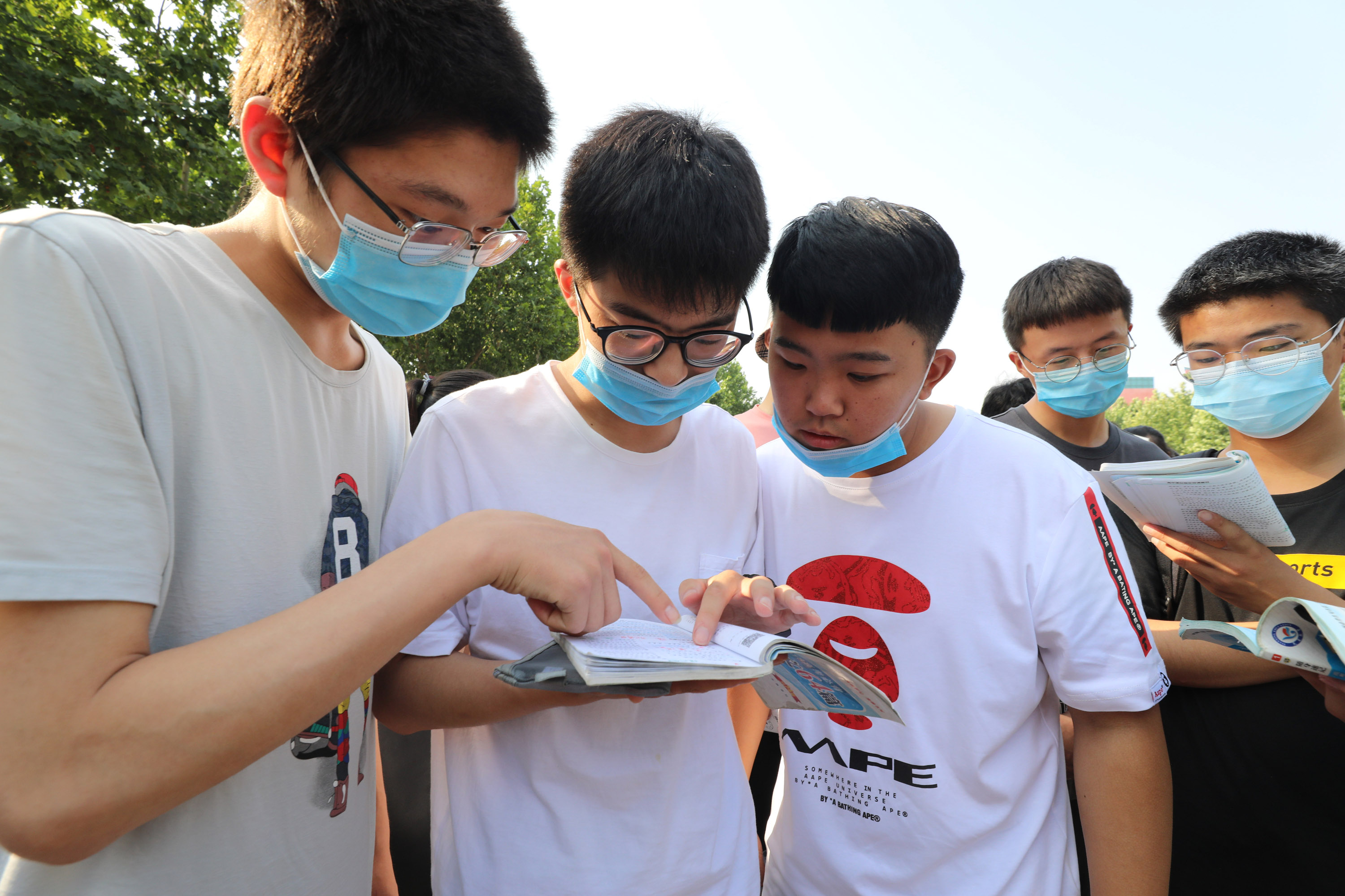 考场影像:考生抓紧时间复习,老师叮嘱注意事项