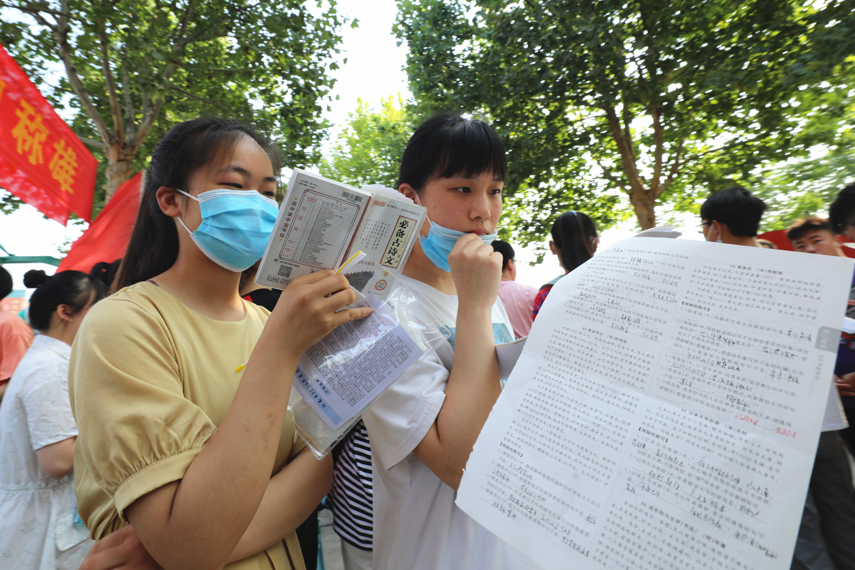 考场影像考生抓紧时间复习老师叮嘱注意事项