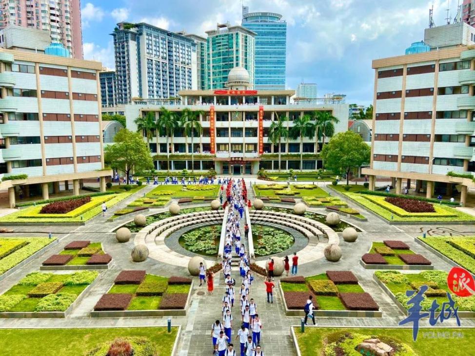 (蔣雋 彭涵)【廣州·華南師範大學附屬中學】華南師範大學考點門口,用