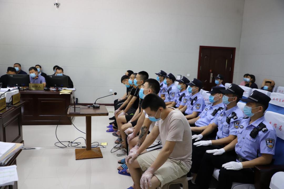 7月1日,高新法庭依法公开开庭审理罡某某,李某某等7人涉恶势力团伙