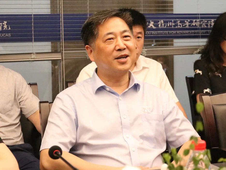 在国科大杭高院云艺园区,国科大杭高院常务副院长郑崇辉热情接待大家