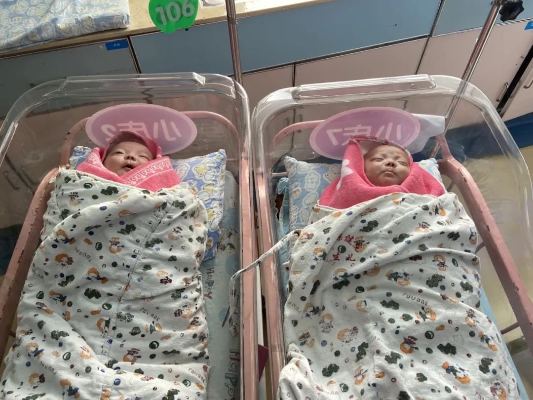 陪伴5000多个早产儿成为“乖宝宝”,她还定制了一批“乖宝宝”奖牌_深圳新闻网