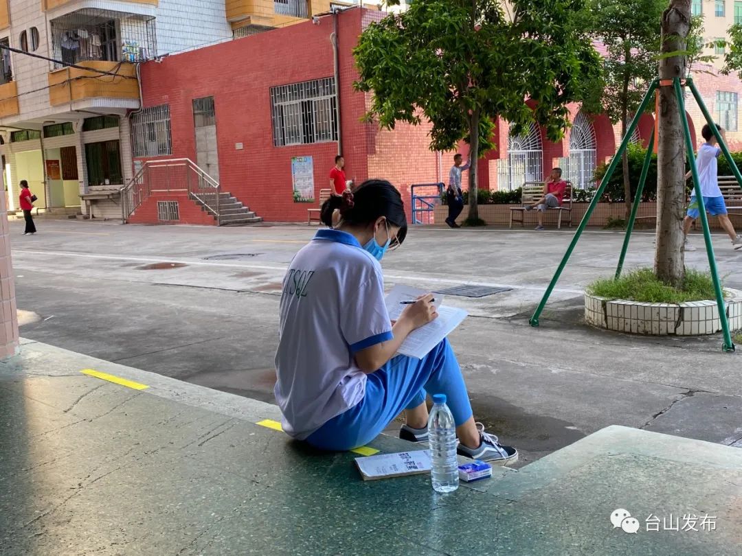 培英职校考点▲台山一中考点有的抓紧时间再看看书考前▲培英职校