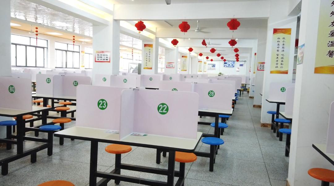 霞浦七中的食堂做了防疫安全隔离,在校门处安装了自动测温设备与合理