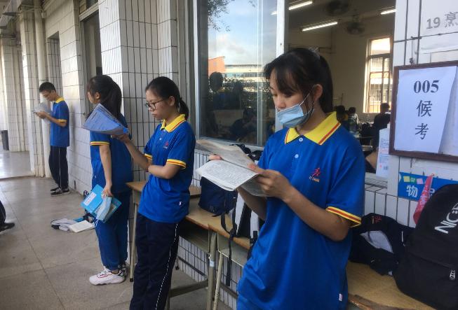 陈慕欢/摄开考前,在江门一职考场的备考室里,礼乐高三(4)班的同学们为