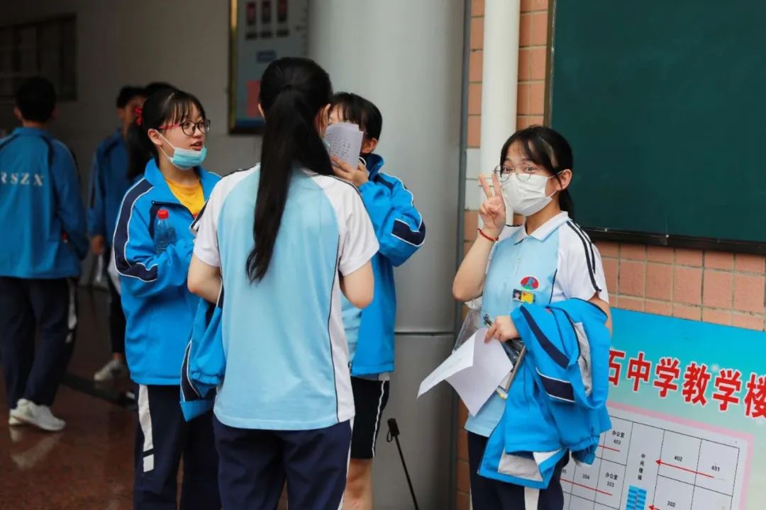 各考点考生有序入场柔石中学,正学中学,一职高宁海中学,知恩中学,今年
