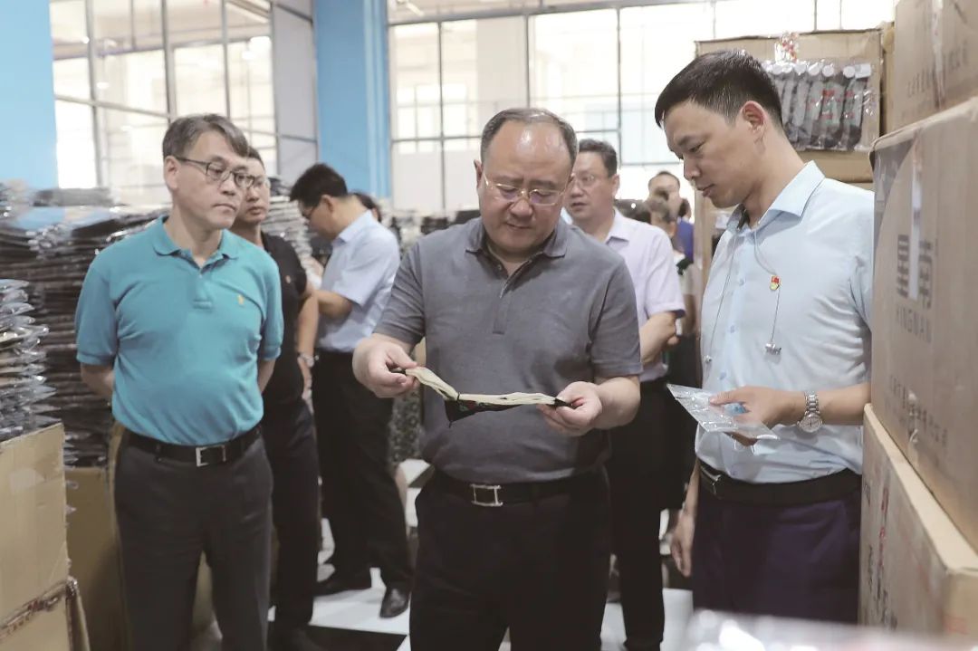 7月3日,市委书记柴伟深入经济开发区调研工业及商贸服务业运行情况.