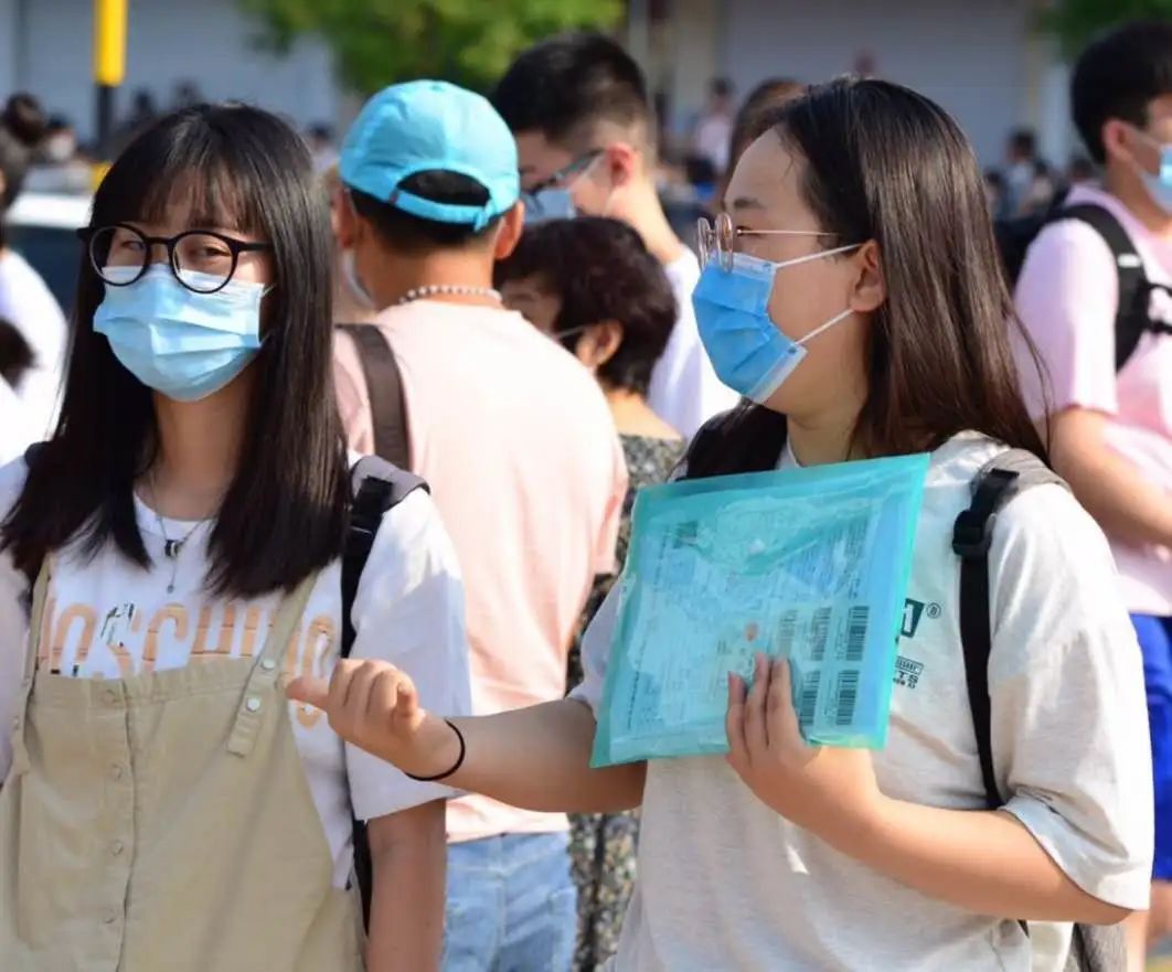 入場↓↓↓高考現場帶你直擊今年有點不一樣的小武就來到多個考點又是