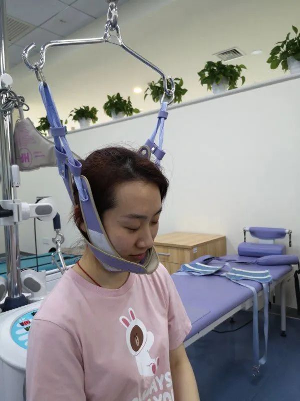 颈椎牵引时为什么不能做这些动作你了解了么