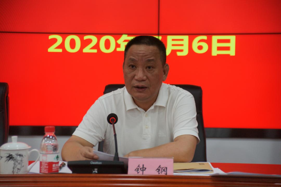 任安良在表态发言中表示,坚决拥护市委的决定,将按照市委巡察组的要求