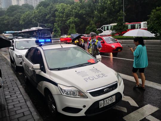 高考进行时交巡警在行动