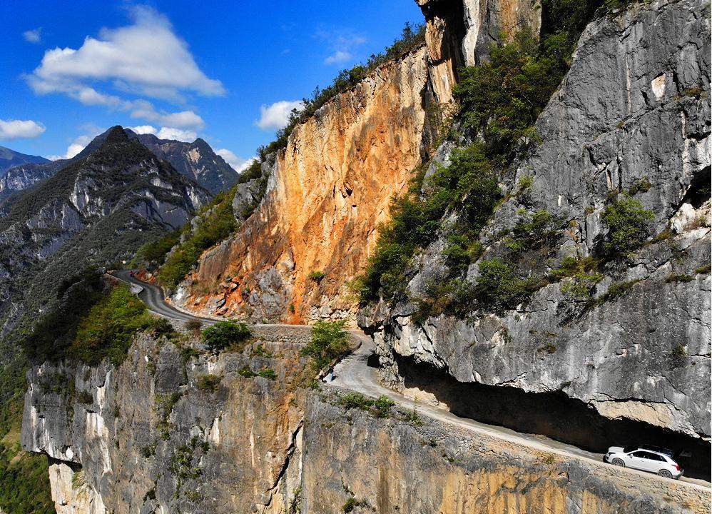 崖壁上一钎一锤一条路