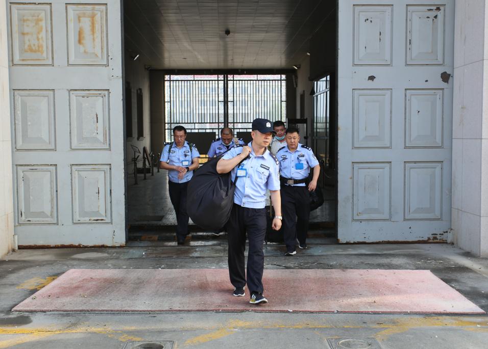 河西监狱党委充分考虑常态化下疫情防控形势和封闭值班警察家庭实际