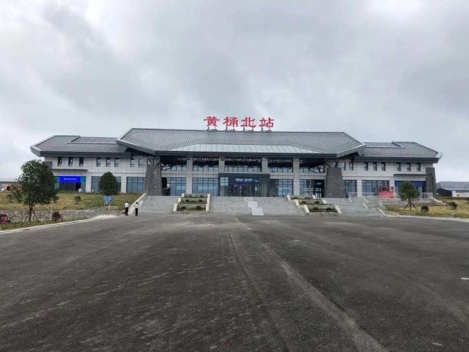 车站位于贵州省安顺市普定县黄桶村,在既有沪昆铁路黄桶站北侧300m处.