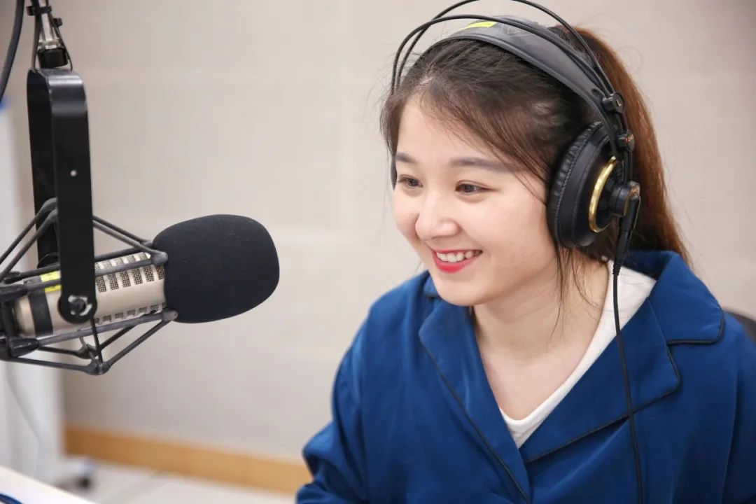 2《阳光直播室》(播出时间为8:30-10:00)的主持人,聪聪从今年年初开始