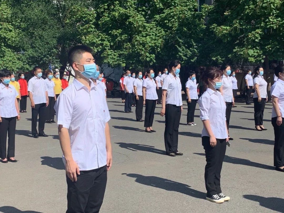 同時,徐天意也積極響應校團委號召,在建設街道建新社區開展