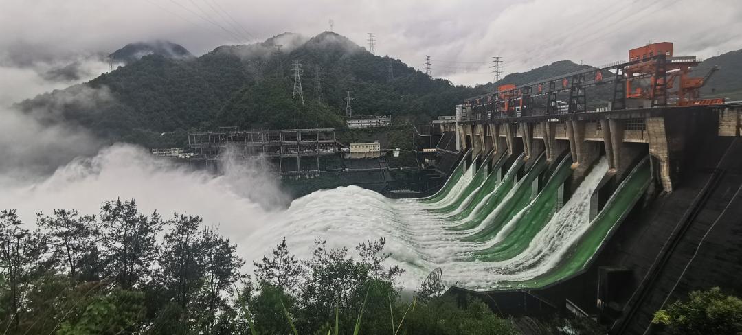 泄洪的情况↓↓↓背景链接新安江水库是1959年建成的华东地区最大的