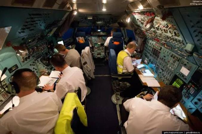 看巨无霸安124驾驶舱