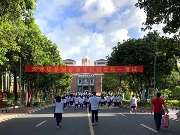 为自己加油鼓劲▼忠源纪念中学的考生在老师带领下