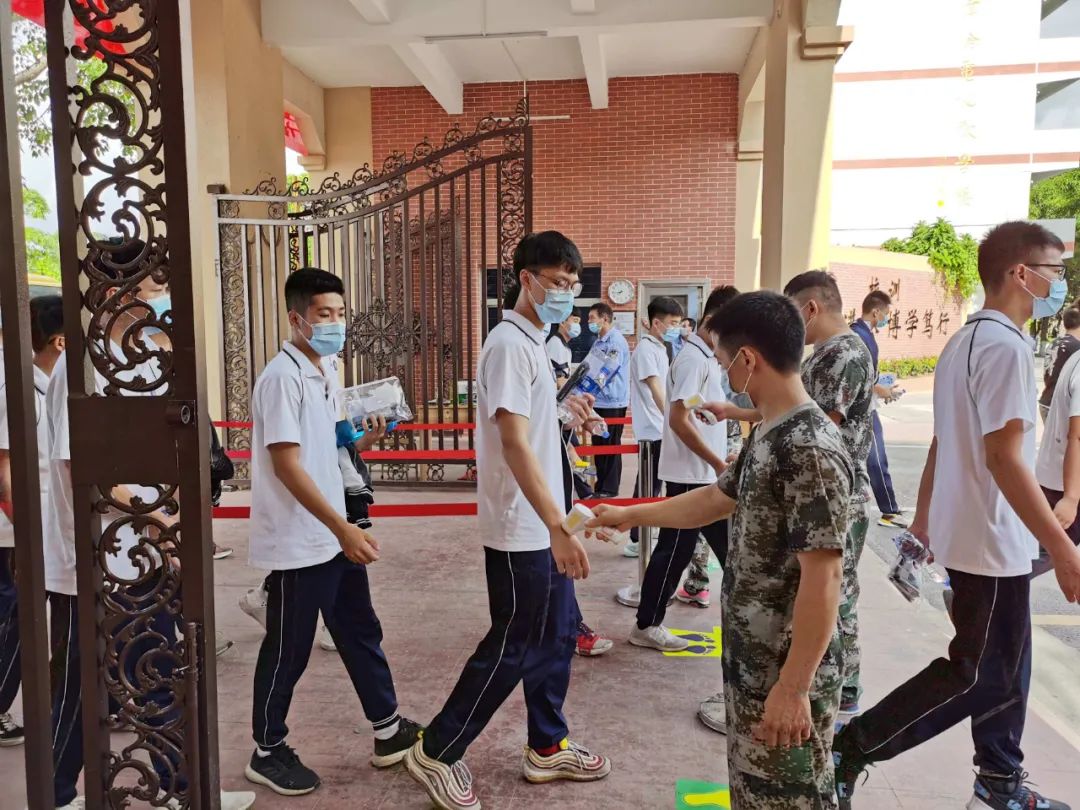 进入考场前,需戴口罩,测体温▼开平一中考点也迎来了大批高考考生▼同