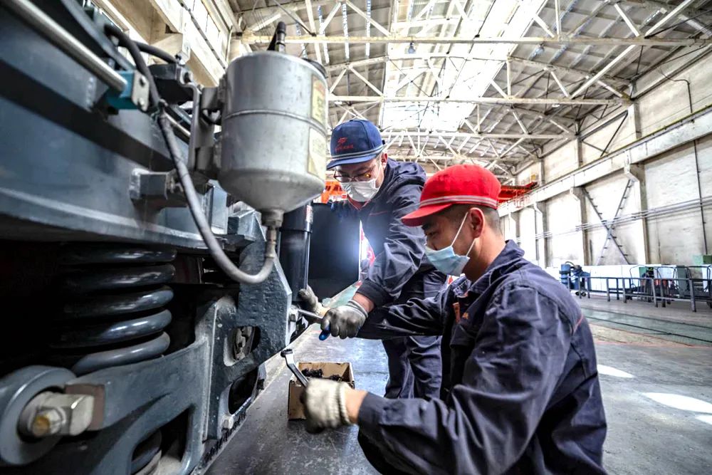 嘉峪关机务段首开和谐型内燃机车c4修节支创效立新功