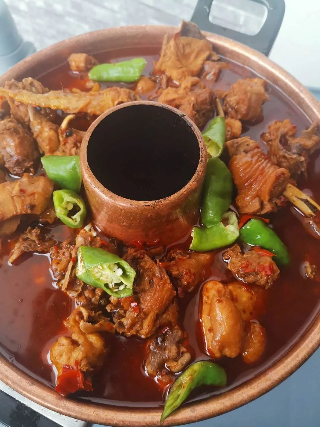 大白菜,冬瓜,海带配料垫底,锅中只有鸡块,豆瓣酱几种种食材.