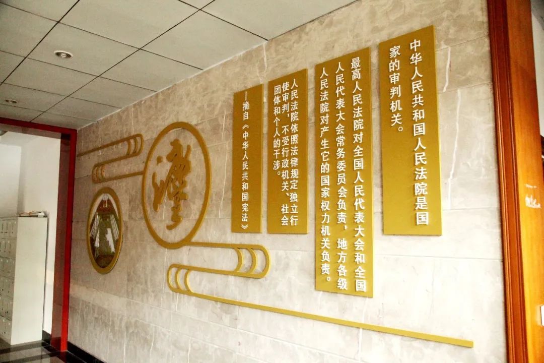 积极吸纳民族文化的精华,将民族文化与司法文化相融合,设立民族文化墙