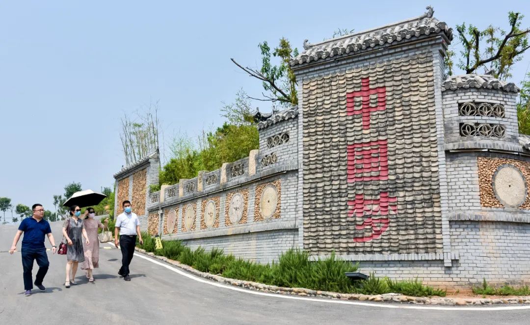 赵老屯村坐落在宜阳县城北香鹿山上的丘陵沟岔之间.