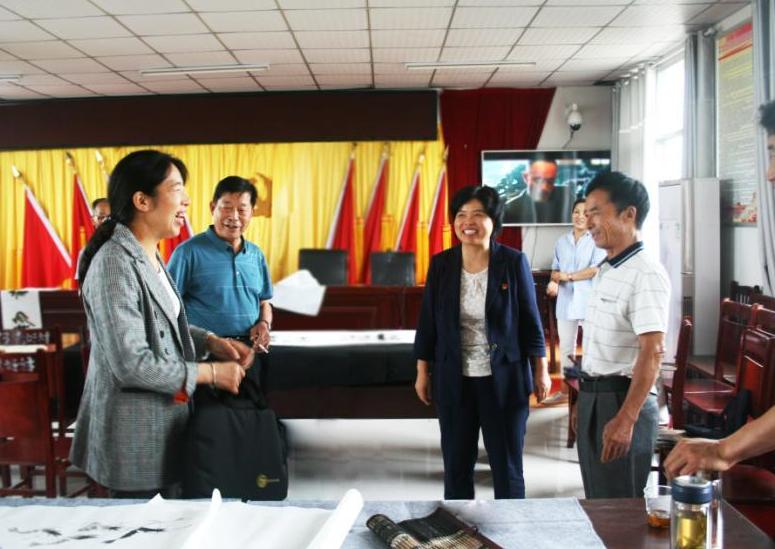 著名书法家张家治赴贫困村送书法