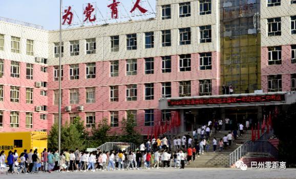 "开门红"的红衣,37名教师身着寓意巴州第二中学石油分校缓缓开出,5辆