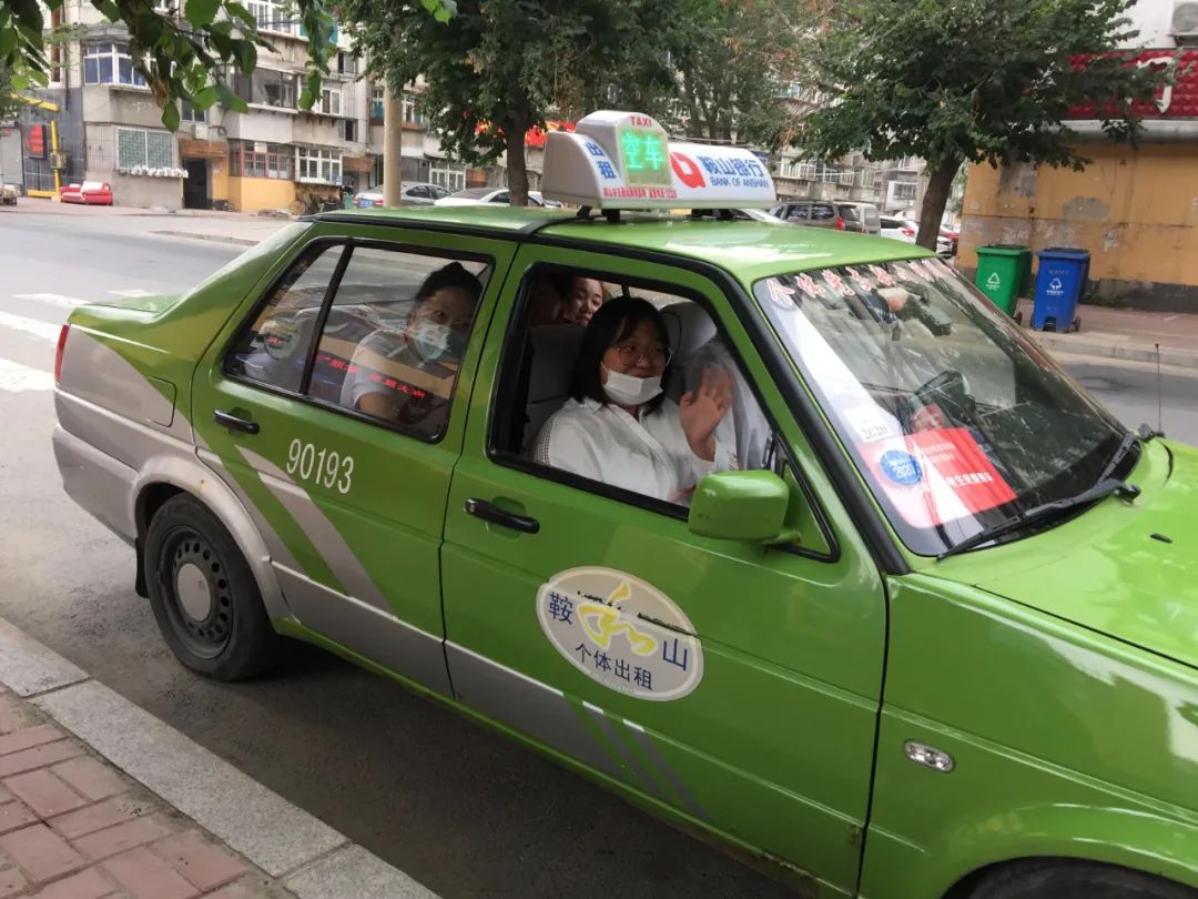 7日清晨6点20分,"的哥"白国顺驾驶着前一天晚上刚刚消毒过的出租车