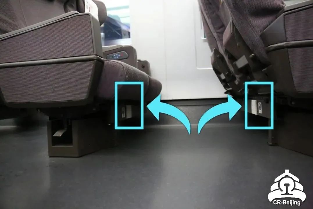 充电一等座和二等座的电源位置均在座位下方或者座位前方商务座的电源