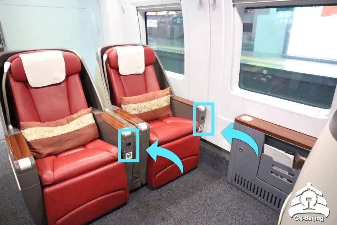 商务座的电源插座在座椅扶手上动车组列车的公共区域如洗手池,车厢