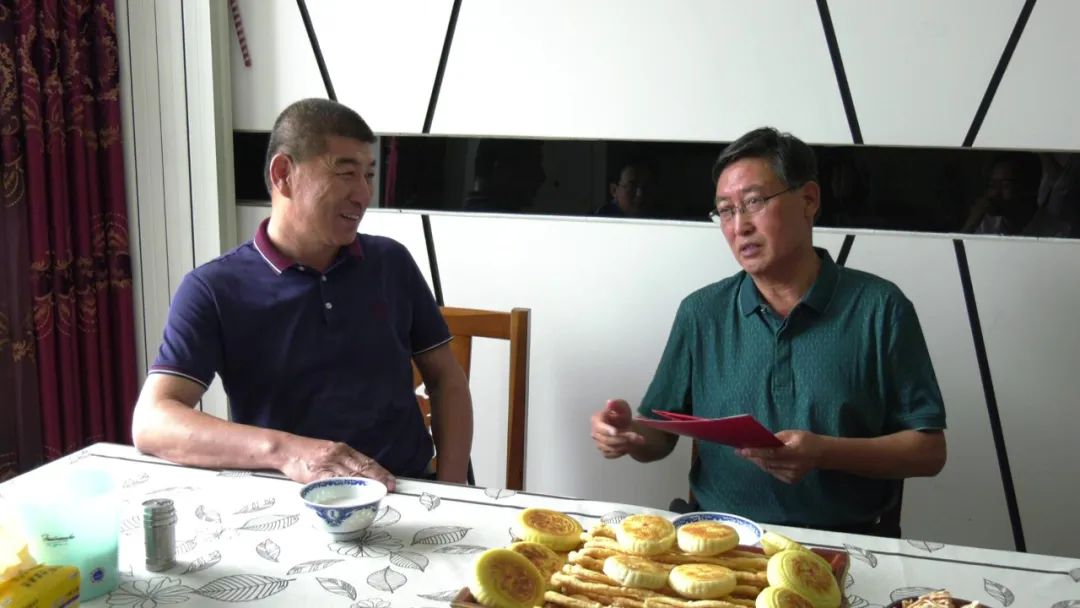 巴图吉雅走访慰问疫情防控一线党员及老党员