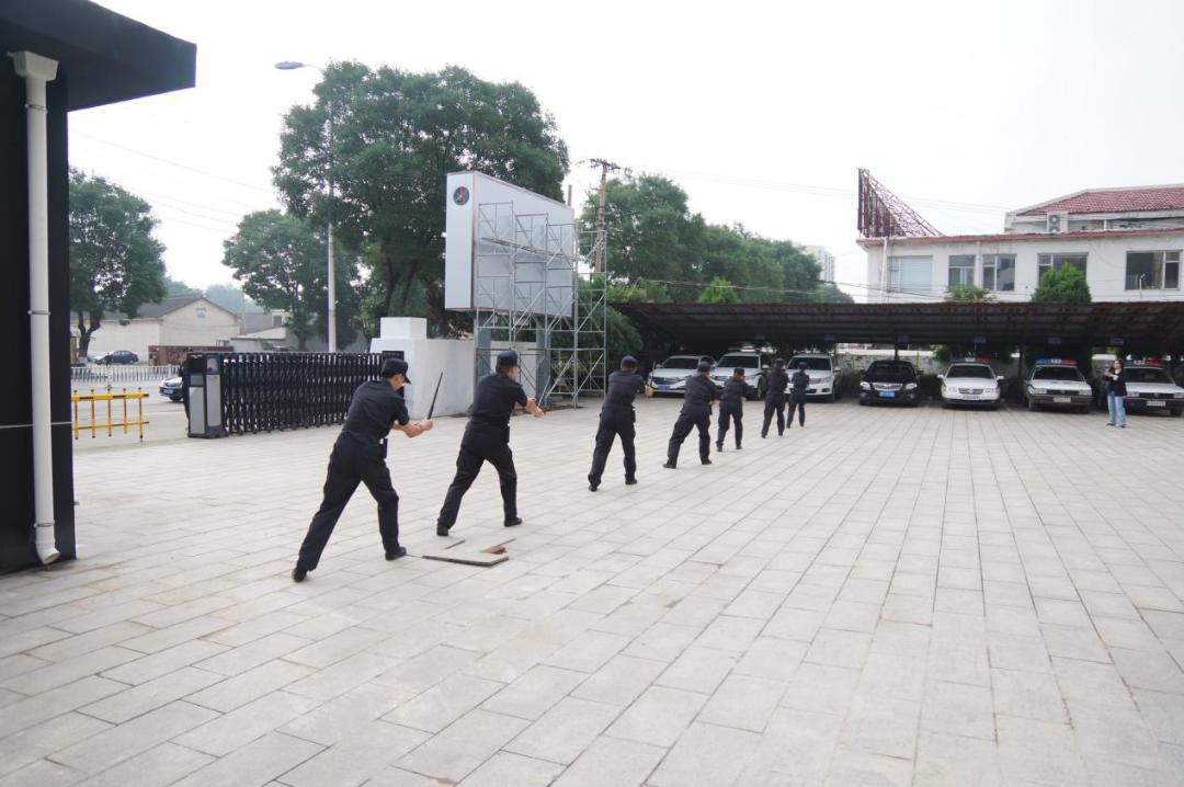 7月3日上午,沁縣法院司法警察大隊舉行警棍操彙報演示,展現了司法警察