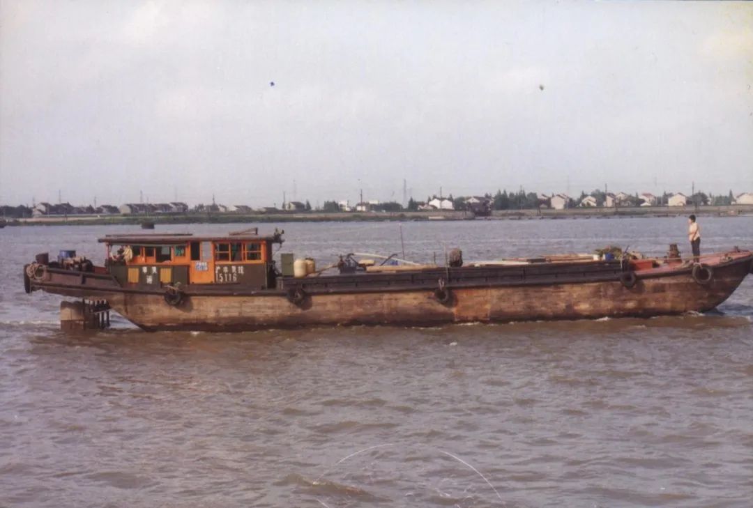 90年代后期,奉贤内河货物运输日益发展,水泥船逐渐由钢质船替代,并