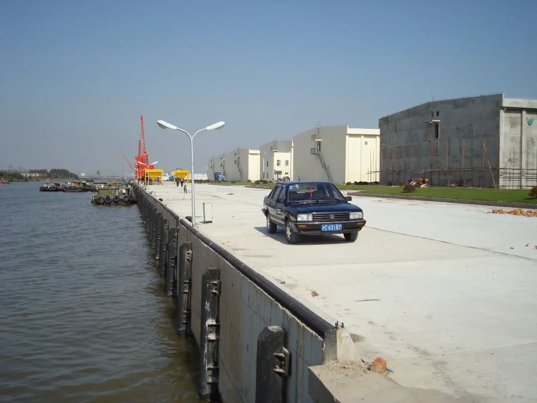 直立式码头岸线80年代人工装卸作业因生态环境需要,截至2019年,全区