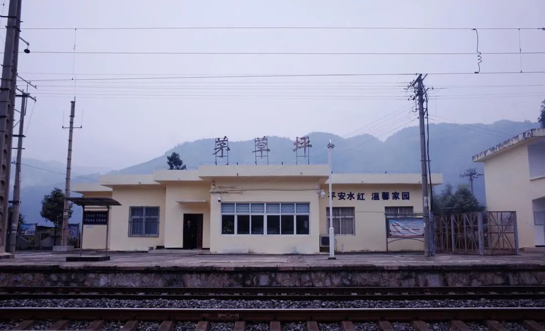 此行的目的地醉人美景无不相关和水红铁路(六盘水至红果)上的心向往之