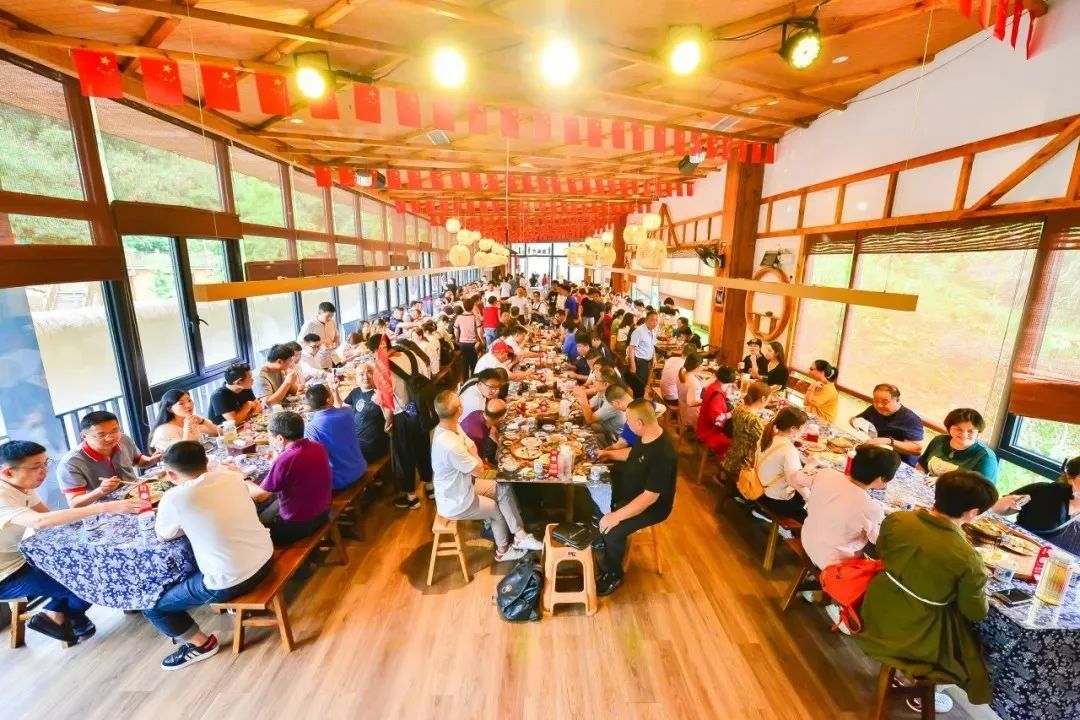 畲家有很多的民俗活动:拦路歌,竹竿舞,婚嫁表演,畲族长桌宴等,这些都