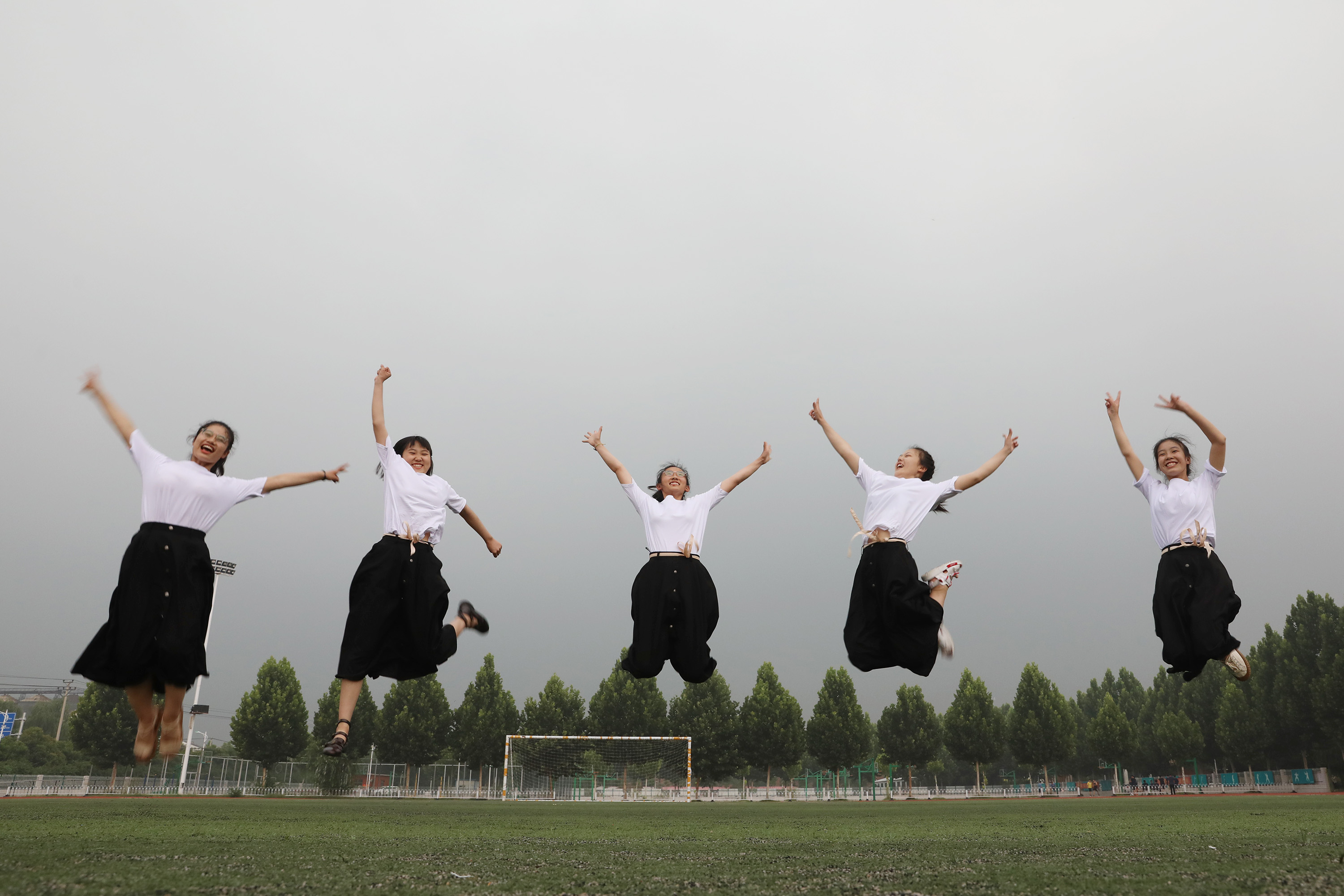 河南省温县一中高三毕业生在校园里摆出各种姿势拍摄创意毕业照