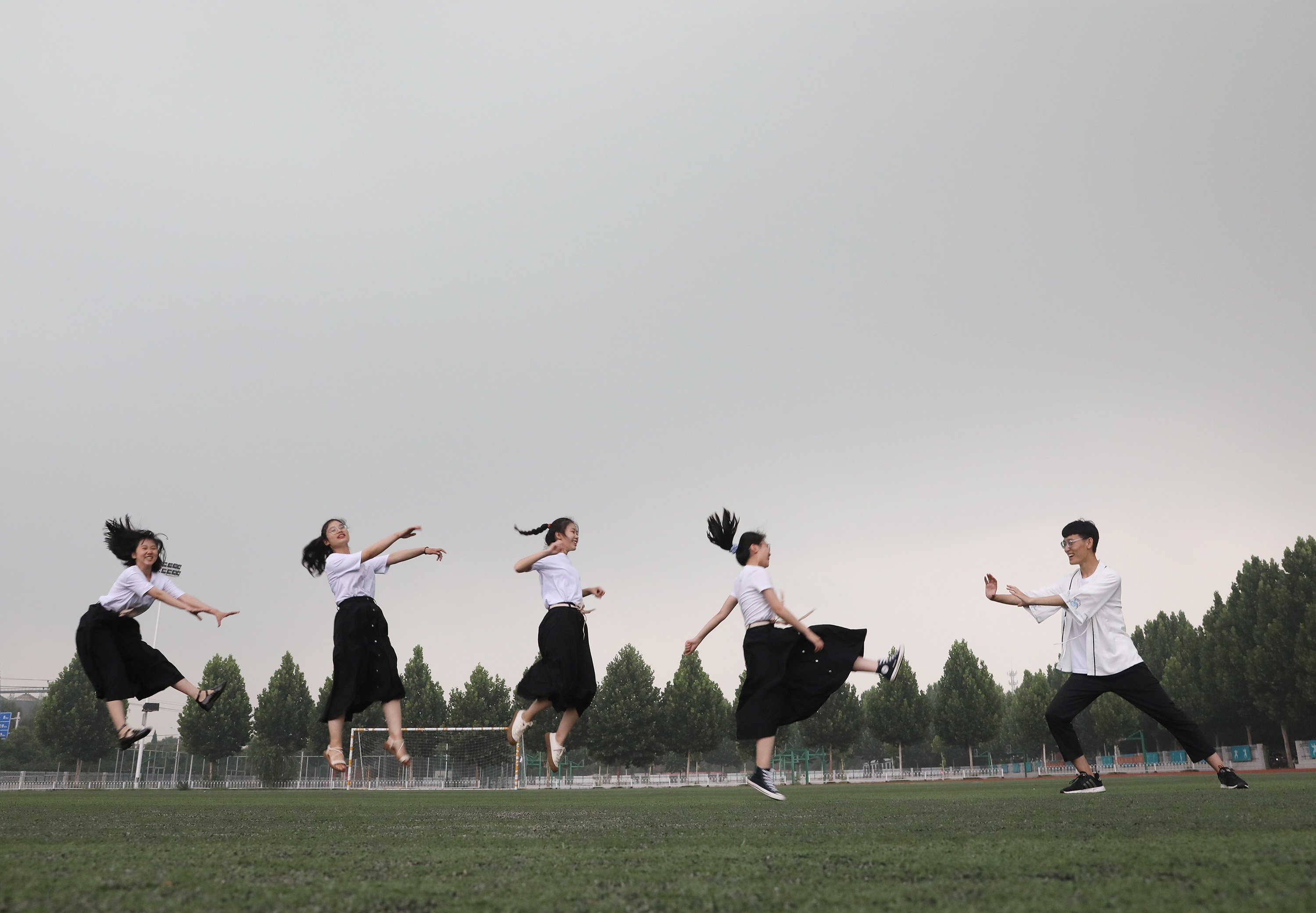 河南省温县一中高三毕业生在校园里摆出各种姿势拍摄创意毕业照